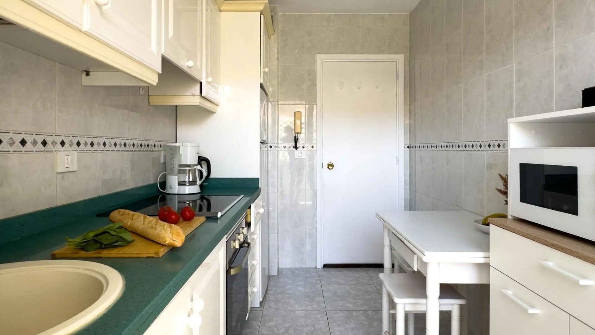 3 Bedrooms, 2 Bathrooms, Sea View, Pool, Tennis Court Arona  0*, Arona (Tenerife) España